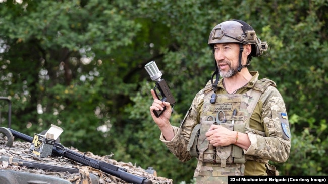 Əlində "Ptaşka" toratan qurğusu olan ukraynalı hərbçi