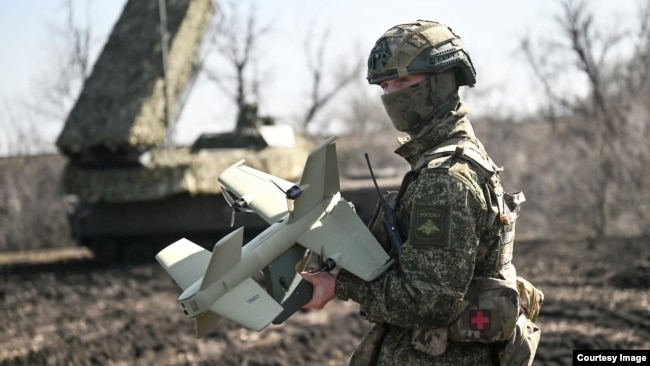 Rusiya hərbçisi "Yolka" sistemi ilə raket-artilleriya mövqeyini qoruyur.